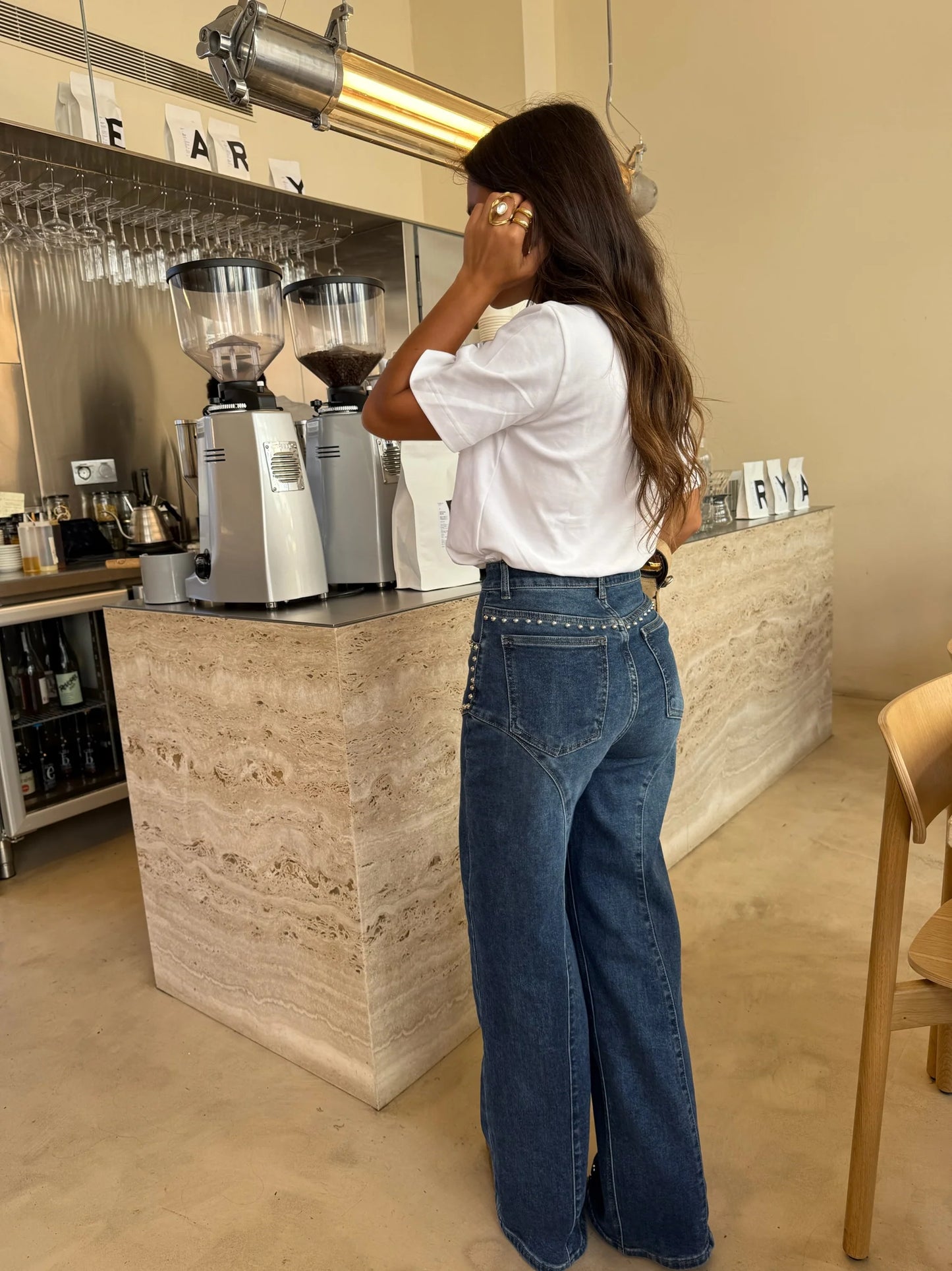 Vaqueros con detalles de tachuelas