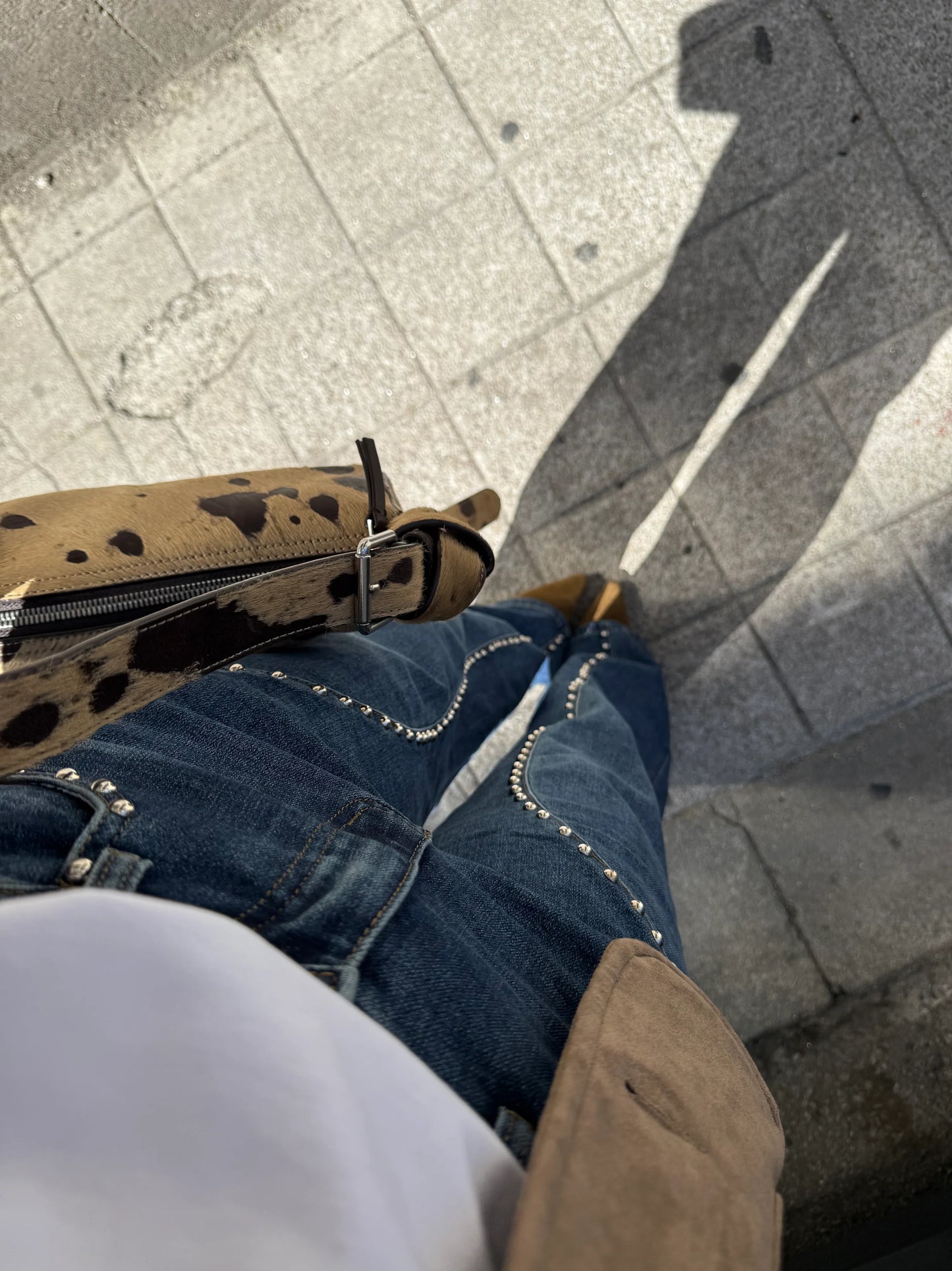 Vaqueros con detalles de tachuelas